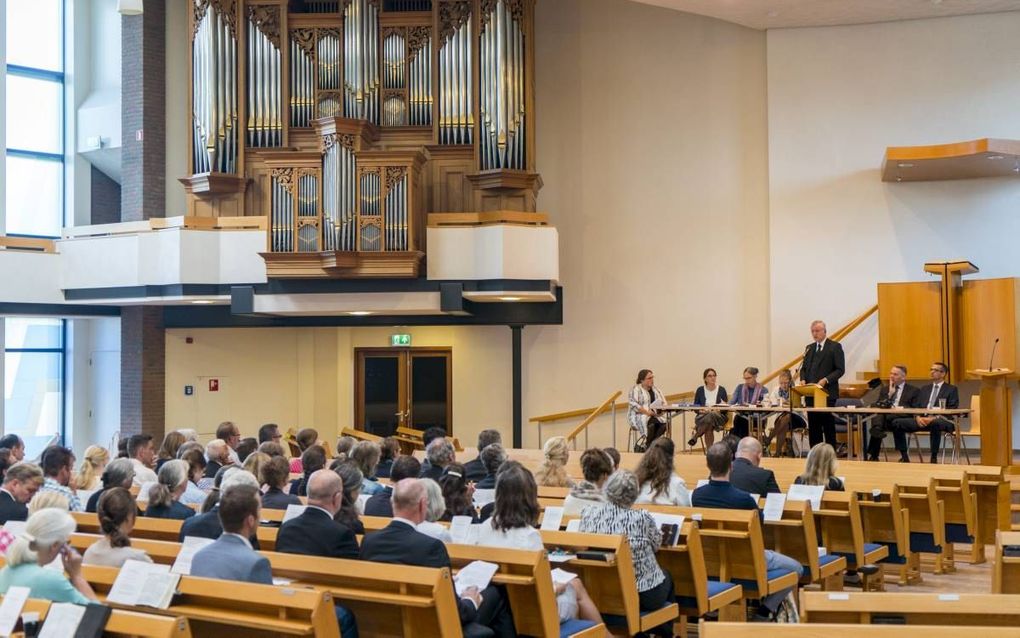 De Bond van Zondagsscholen van de Gereformeerde Gemeenten hield zaterdag in Krimpen aan den IJssel zijn jaarvergadering. Inge van Hell-van Dijke: „Ieder kind is uniek. Een zondagsschoolleider moet kinderen daarom proberen te peilen.” beeld Cees van der Wa