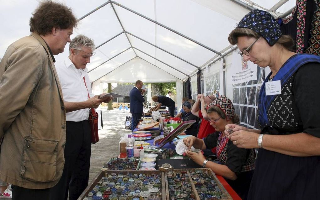 STAPHORST. Er is steeds meer belangstelling voor Staphorster stipwerk, het bedrukken van kleurrijke patronen op klederdracht. Zaterdag was er speciale aandacht voor het ambacht.            beeld Eelco Kuiken