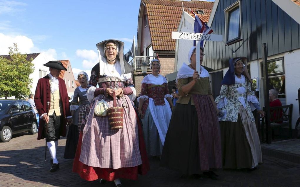 Zo’n 250 in klederdracht gestoken mensen bevolkten zaterdag de straten van de oude dorpskom in Urk. In het vissersdorp werd de eerste Nationale Dag van de Klederdracht gehouden.     beeld Riekelt  Pasterkamp