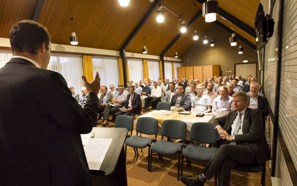 Ds. J. J. ten Brinke (l.) droeg dinsdag in een zaal van de Maranathakerk in Woerden de lezing van drs. P. J. Vergunst voor. beeld RD