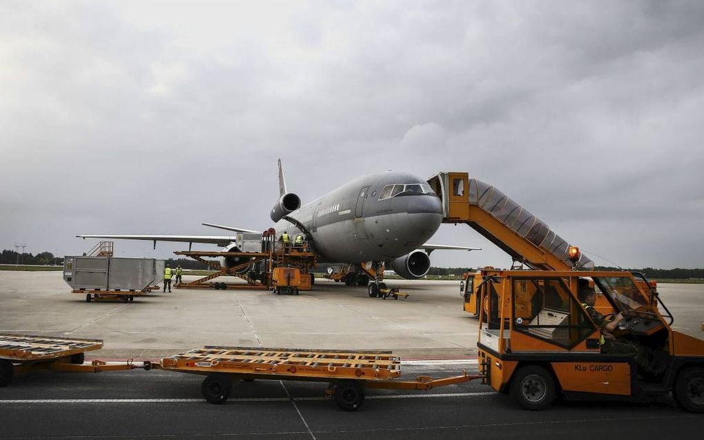 Een KDC-10 staat in de startblokken op vliegbasis Eindhoven om noodhulp af te leveren in het Caraïbisch gebied. Het toestel is vandaag geland. beeld ANP