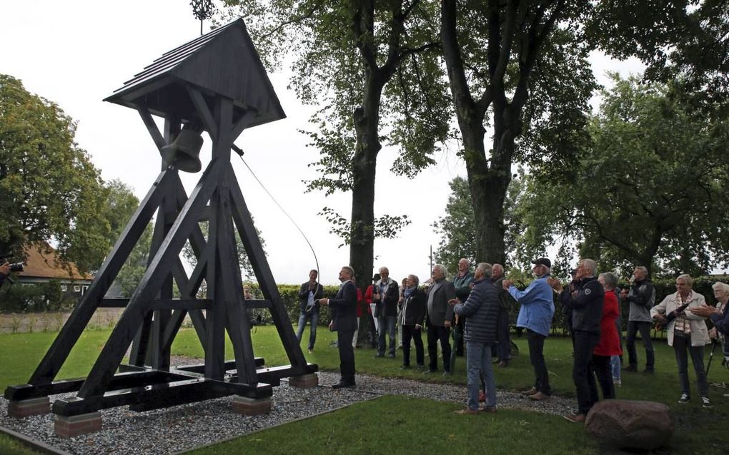 Op de 600 jaar oude dodenakker in Baarlo werd vrijdag een klokkenstoel en klok in gebruik genomen. beeld Eelco Kuiken