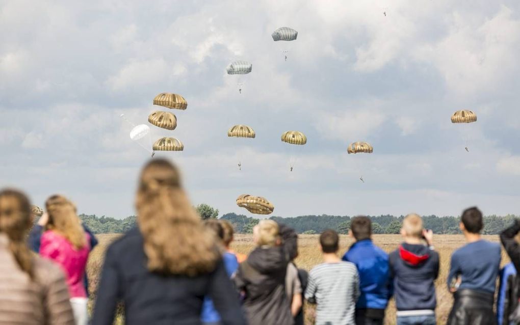 Deelnemers aan de internationale parachutistenoefening Falcon Leap zijn vrijdag succesvol gedropt op het Houtdorperveld bij Ermelo. beeld André Dorst