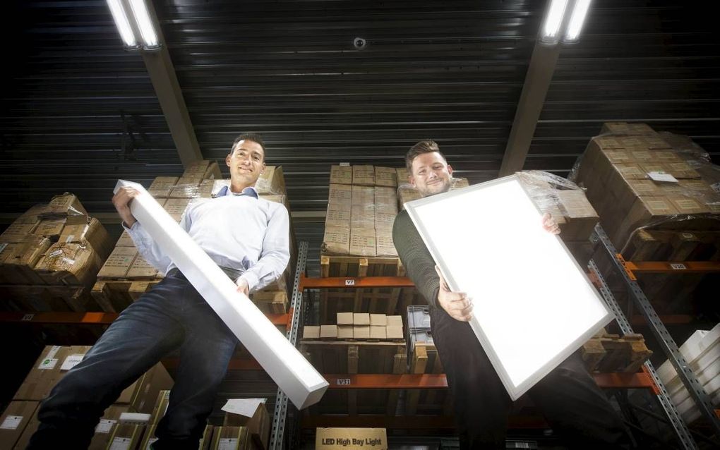 Wouter Plomp (l.) is samen met zijn broer Stefan eigenaar van Lumeco, een bedrijf dat milieubewuste verlichting aanbiedt. Rechts pr-medewerker Van de Giessen. beeld RD, Henk Visscher