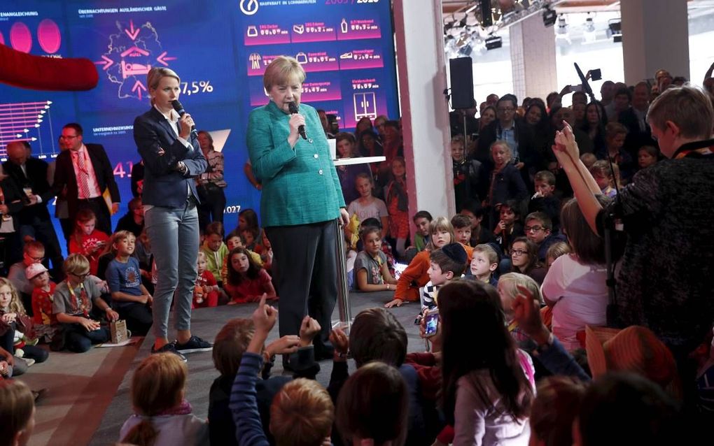 De Duitse bondskanselier Angela Merkel beantwoordt vragen van kinderen tijdens een interactieve dag van de CDU in Berlijn, afgelopen weekend. beeld EPA, Felipe Trueba