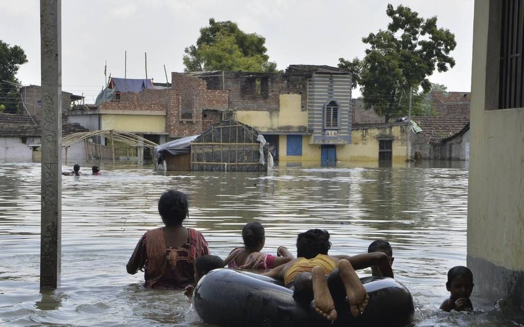 MALDA. Beeld van de recente overstromingen in Zuid-Oost-Azië, hier in Malda, India. „Duizenden mensen zijn dakloos geworden en gewond. Het breekt mijn hart.” beeld AFP, Diptendu Dutta