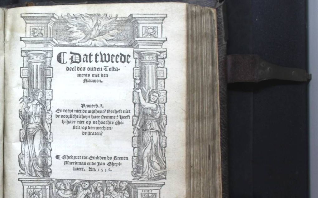 AMSTERDAM. De Universiteitsbibliotheek van de Vrije Universiteit Amsterdam (VU) heeft recent een exemplaar verworven van ”Den Bibel in duyts”. Deze Bijbel uit 1556 geldt volgens de VU als de eerste gereformeerde Bijbel in de Nederlanden. De uitgave is in 