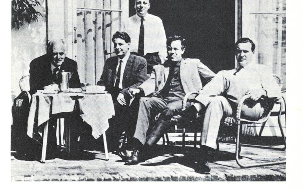 ”Het landvolk”, dat vanaf 1953 in conferentieoord De Pietersberg in Oosterbeek aan de nieuwe psalmberijming werkte. V.l.n.r.: Klaas Heeroma, Jan Wit, Jan Willem Schulte Nordholt, Willem Barnard en Ad den Besten. beeld particuliere collectie/NLMD