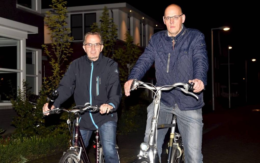 René Oosterom (l.) en Jan van den Hee tijdens een nachtelijke patrouille. beeld Saskia Berdenis van Berlekom