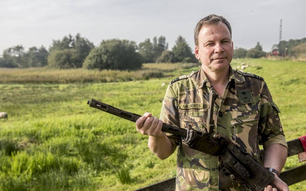 Majoor Bart Aalberts toont een mitrailleur uit de Lancaster die momenteel wordt opgegraven in natuurgebied De Alde Feanen bij Leeuwarden. beeld Hoge Noorden