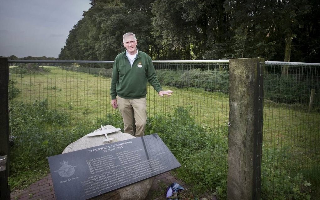 Jaap van de Pol bij het Halifax-monument in Renswoude. De Veenendaler kwam er onlangs achter dat zijn oom in 1943 bij het neerstorten van een bommenwerper een heldendaad verrichtte door een echtpaar te redden. beeld RD, Henk Visscher