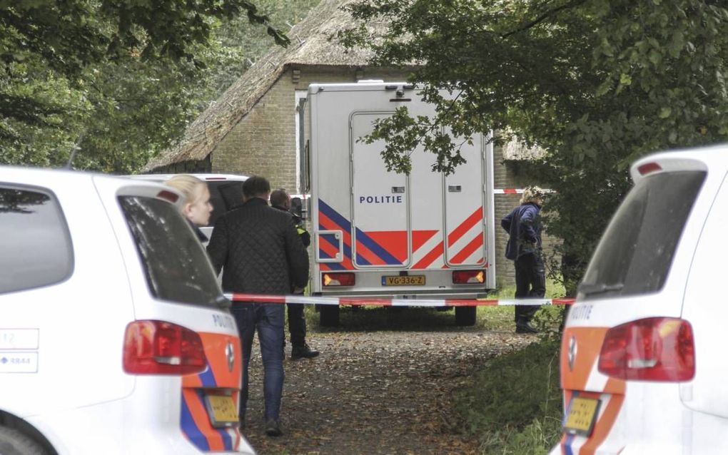 KATLIJK.  De politie doet onderzoek bij een woning aan de Schoterlandseweg in het Friese Katlijk. Daar werden de lichamen van twee zestigers gevonden.  beeld ANP, Anton Kappers