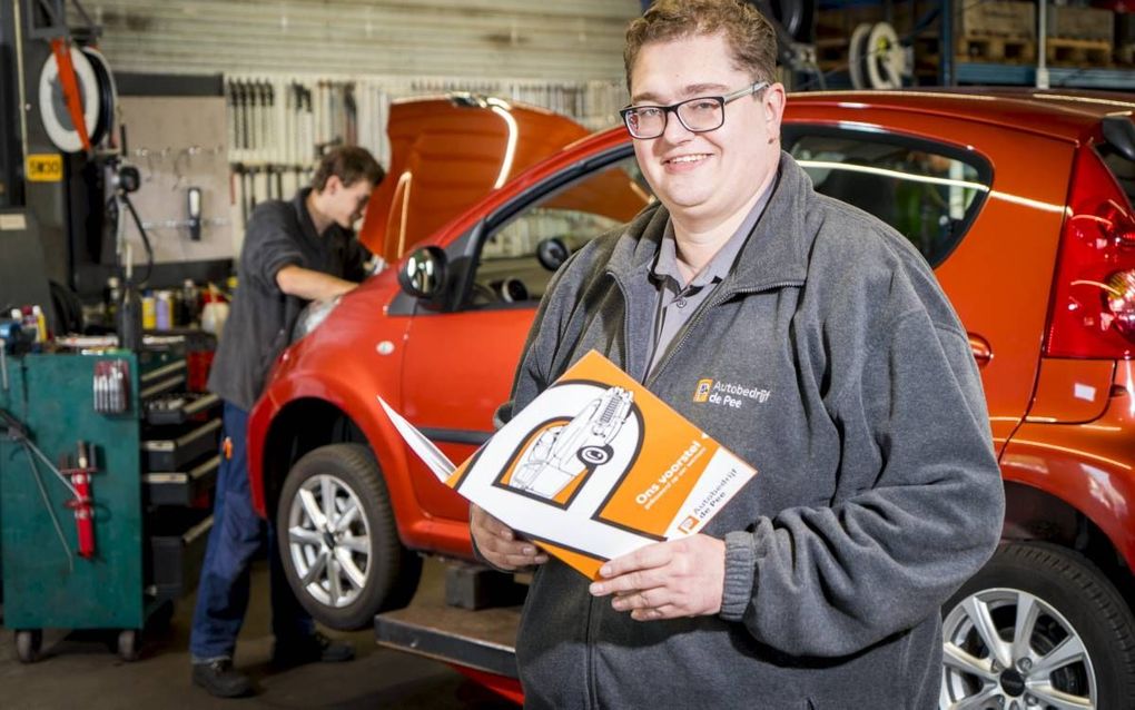 Arjan de Pee, eigenaar van Autobedrijf De Pee in Krimpen aan den IJssel, is niet blij dat de Bovaggarantie straks gaat veranderen in een verzekering. „We gaan geen vreemde constructies aanbieden waar klanten niet op zitten te wachten.” beeld Cees van der 