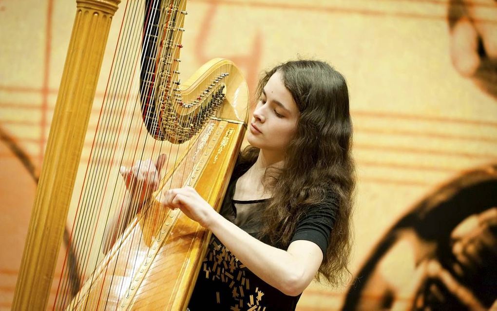 Harpiste Oxana Thijssen (1995), prijswinnaar van het Prinses Christina Concours in 2009, 2011 en 2013. beeld Majanka Fotografie