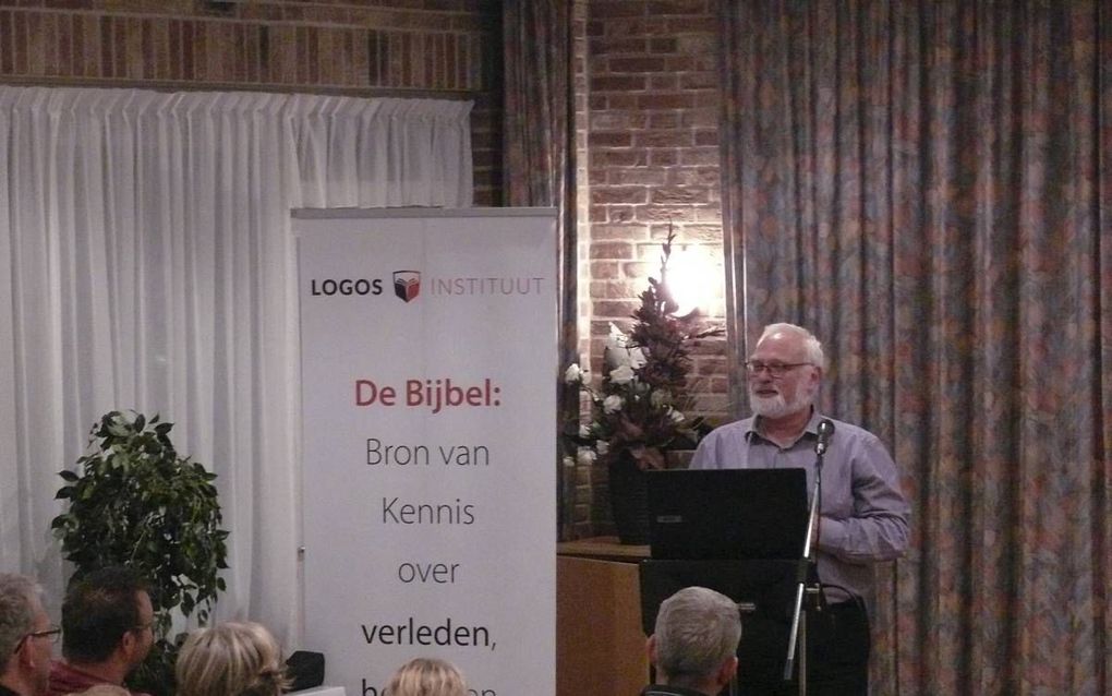 Ds. R. Visser presenteerde gisteren zijn boek over de schepping.   beeld RD