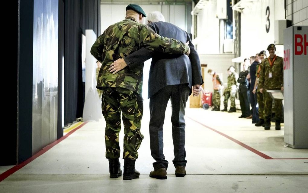 Majoor b.d. Kenneth Mayhew (100) en majoor Marco Kroon (l.) woonden gisteren de commando-overdracht bij. beeld ANP, Remko de Waal