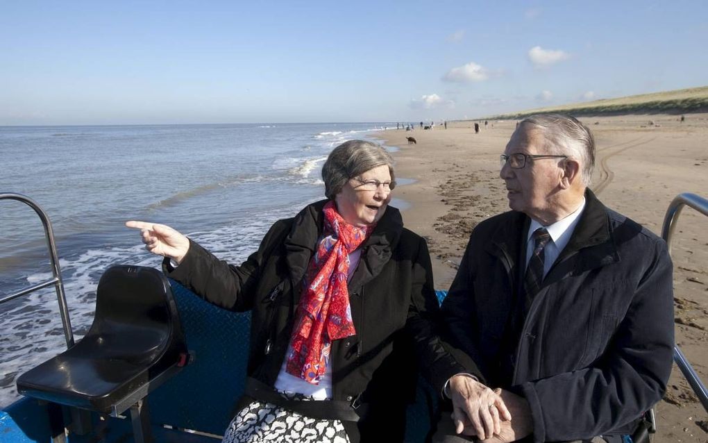 Het echtpaar Lagerwaard geniet van de tocht in de strandrups over het strand bij Noordwijk. beeld Henk Bouwman