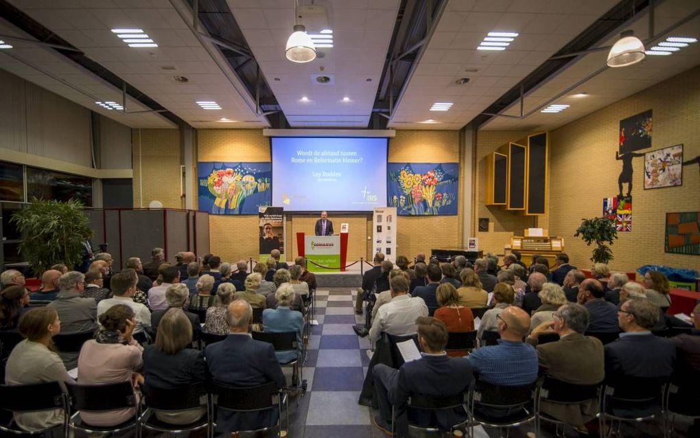 Twaalf rooms-katholieken die overgingen naar het protestantisme. Daarover gaat het boek ”Van de wierook naar het Woord” van Huib de Vries, dat donderdagavond in Gorinchem werd gepresenteerd. beeld Cees van der Wal