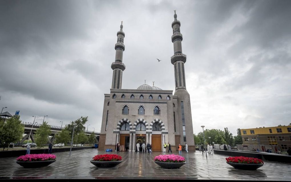 De Essalammoskee in Rotterdam (foto) wordt bezocht door moslims van vele verschillende nationaliteiten. Imam Karrat wijst er in zijn laatste preek voor de vakantie op dat een moslim zich ook in zijn vrije tijd als zodanig behoort te gedragen, bijvoorbeeld