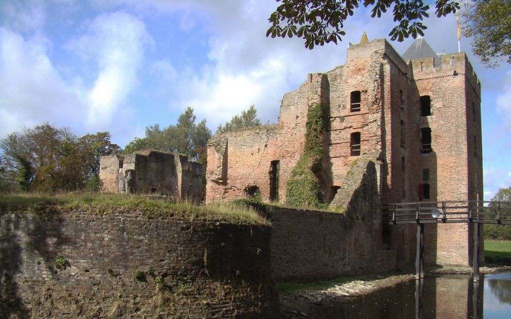 De imposante ruïne van het stamslot van de familie Van Brederode bij Santpoort. beeld Wikimedia
