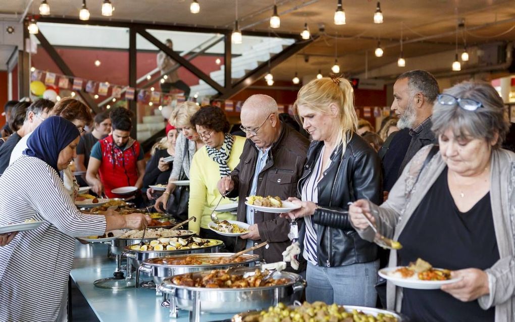 UTRECHT. Hoogleraren en schoonmaaksters, autochtonen en allochtonen namen gisteren deel aan het Nationaal Integratiediner op de Universiteit Utrecht. beeld Dick Boetekees