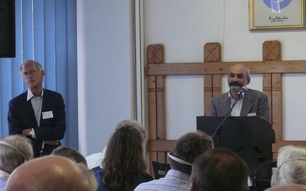 In de Roemeense stad Cluj-Napoca nemen 85 betrokkenen bij hulpverlening in Oost-Europa deel aan een conferentie rond dit thema. Foto: Prof. H. Jochemsen (l.) en ds. Levente Horváth (r.).  beeld RD