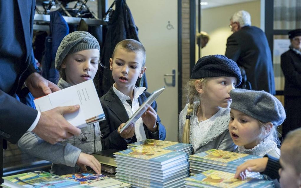 In De Hoeksteen, het kerkgebouw van de gereformeerde gemeente in Nederland te Barneveld, had zaterdag de 52e toogdag van de Gereformeerde Bijbelstichting (GBS) plaats. Met collecten en de verkoop van boeken werd ruim 22.000 euro opgehaald. beeld André Dor