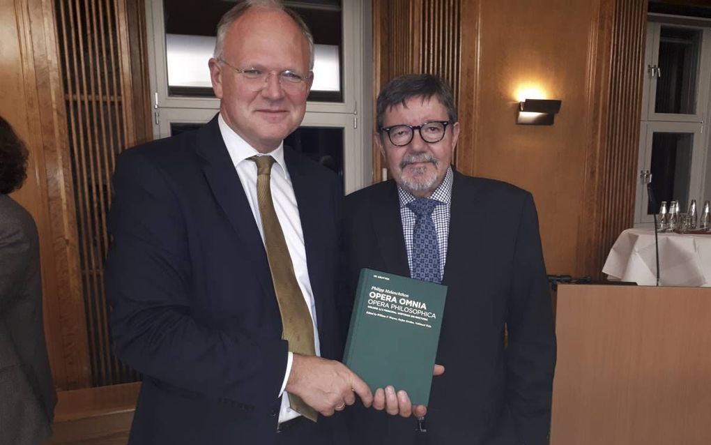 Prof. Günter Frank (r.) en prof. H. J. Selderhuis (l.) presenteerden gisteren in Berlijn het eerste deel van het complete werk van de reformator Philippus Melanchthon.   beeld RefoRC