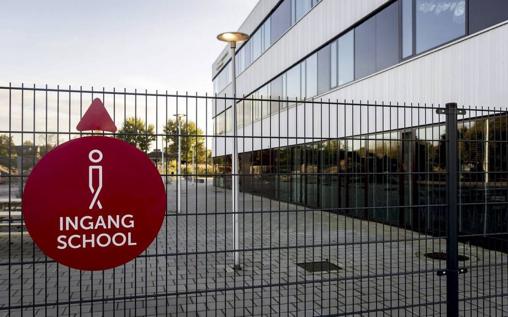 Het Krimpenerwaard College in Krimpen aan den IJssel ging vanmorgen weer open. Bij onderzoek bleek dat de vloeren van de school veilig zijn „voor normaal gebruik”, aldus van de site van de school vanmorgen. De school was maandag en dinsdag dicht. beeld AN