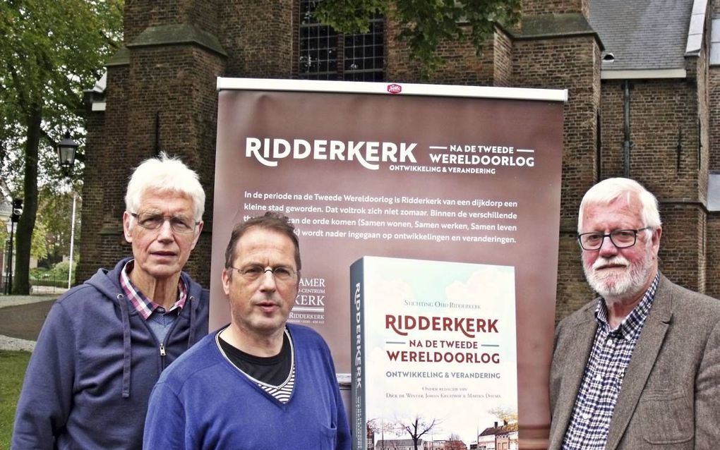 De auteurs van ”Ridderkerk na de Tweede Wereldoorlog. Ontwikkeling & verandering” presenteren morgen hun boek. V.l.n.r.: De Winter, Kruithof, Douma. Op de achtergrond de Singelkerk. beeld Dick den Braber