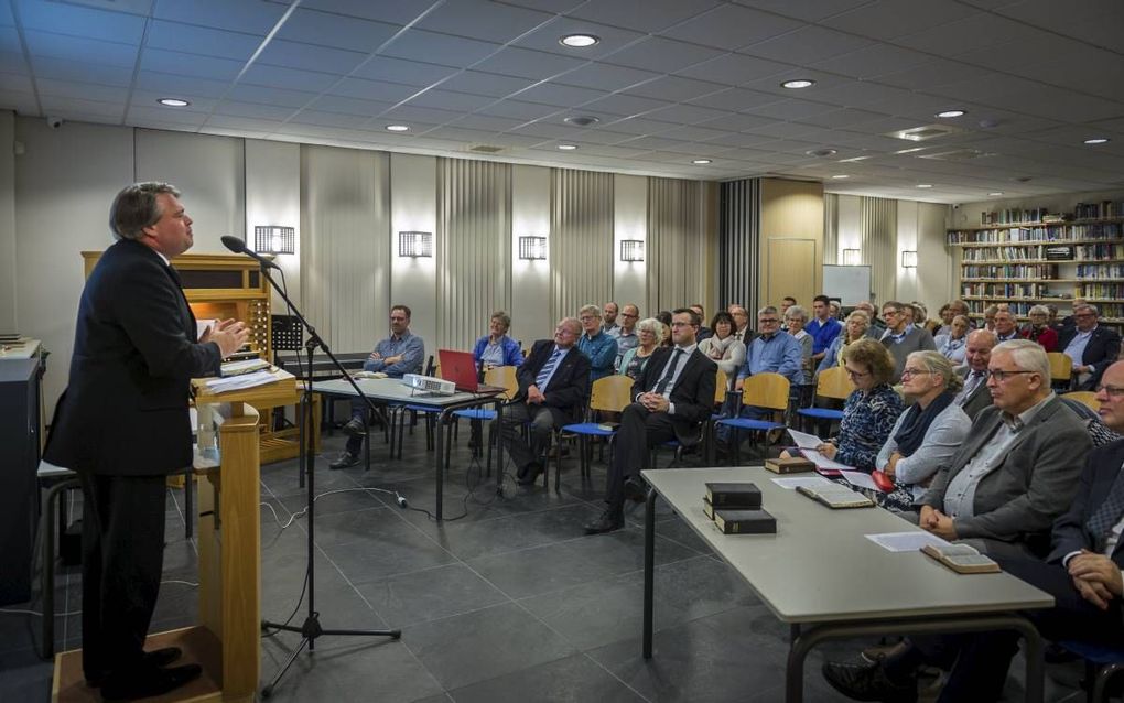 Ds. W. A. Zondag, predikant van de gereformeerde gemeente in Woerden, sprak gisteren op de tweede avond van de cursus Geestelijke Vorming in de Rehobothkerk te Sommelsdijk over de wijze woorden van Agur uit Spreuken 30. beeld  Wim van Vossen