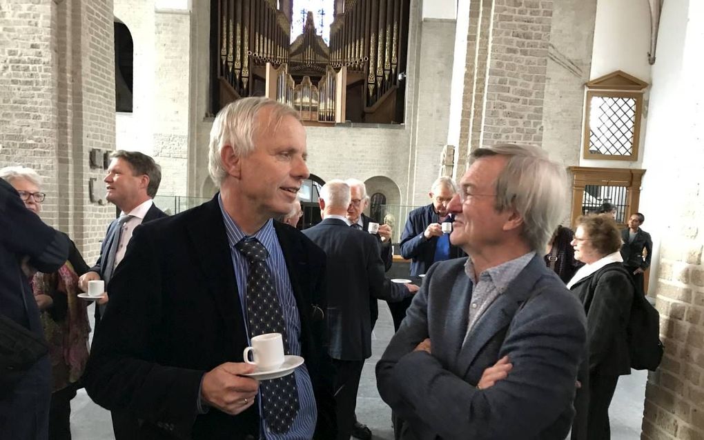 UTRECHT. Prof. dr. C. van der Kooi (l.) in gesprek met prof. dr. A. van de Beek (r.). Linksachter dr. R. de Reuver. beeld RD