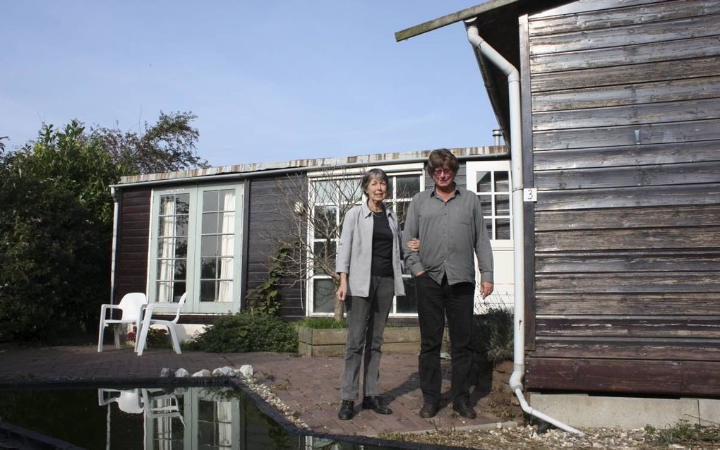 Ferry Simonis en zijn vrouw voor hun chalet op de vestingwal Fort Prins Hendrik in Ooltgensplaat dat ze Chocola hadden willen noemen. Zij vechten hun gedwongen vertrek van het fort aan. beeld Kees van Rixoort