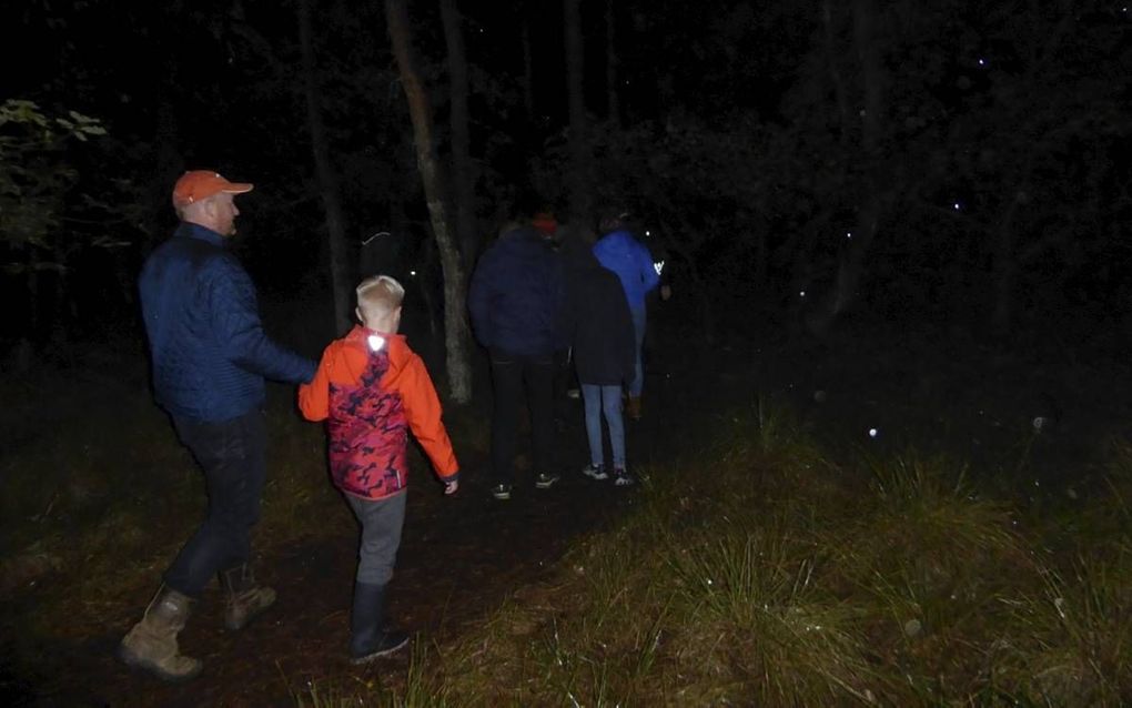 Tijdens een excursie van de Nacht van de Nacht bij Otterlo was het zaterdagavond nog veel te licht. Oneffenheden op het bospad worden meestal tijdig opgemerkt. Ede, Arnhem en Apeldoorn hebben de lichten nog bepaald niet gedoofd en verspreiden hun lichtglo