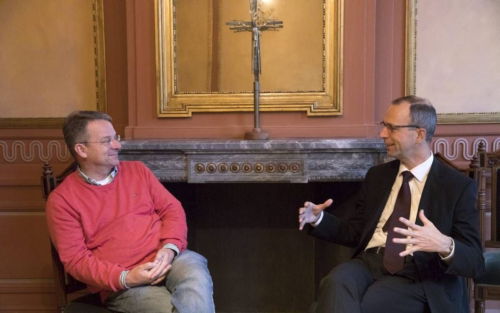 Prof. dr. P. P. J. van Geest (l.) en prof. dr. W. van Vlastuin in gesprek over de katholiciteit van de kerk. beeld Erik Kottier