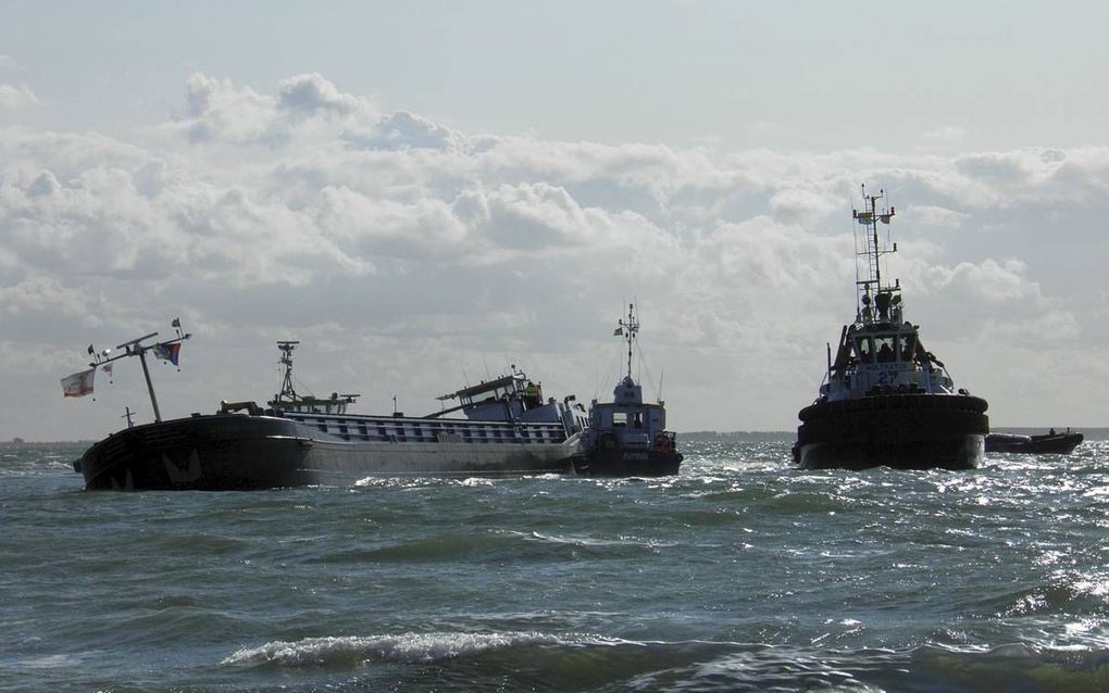 VLISSINGEN. Berging van de Helena Cora op 12 september. Het schip kwam op de Westerschelde in problemen doordat de lading ging schuiven. De Helena Cora lag tot vrijdag aan de ketting in de Sloehaven omdat eigenaar Jan Heuvelman uit Ederveen het schip uit