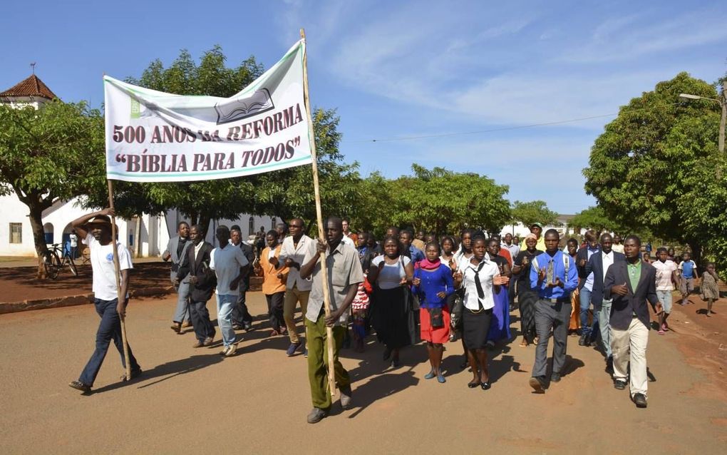 In Milange in Mozambique trokken Reformatieherdenkers  gisteren zingend door de straten naar het centrum. van de grensplaats.  beeld Wiebe van Horssen