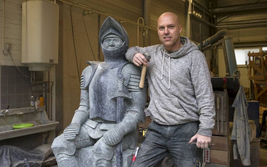 BARNEVELD. Beeldhouwer Jan-Carel Koster in Voorthuizen bij het bijna voltooide beeld van Jan van Schaffelaar. Het komt te staan naast het Barneveldse gemeentehuis.  beeld RD, Anton Dommerholt