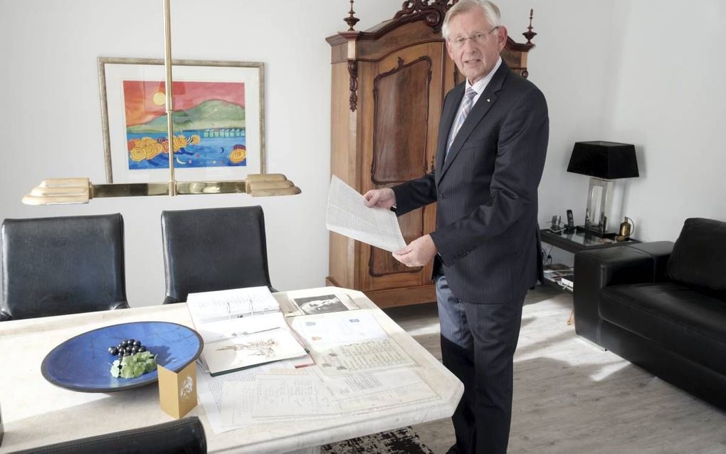 David Hakkenberg uit Apeldoorn met de paperassen van zijn familieonderzoek naar de familie Hakkenberg.