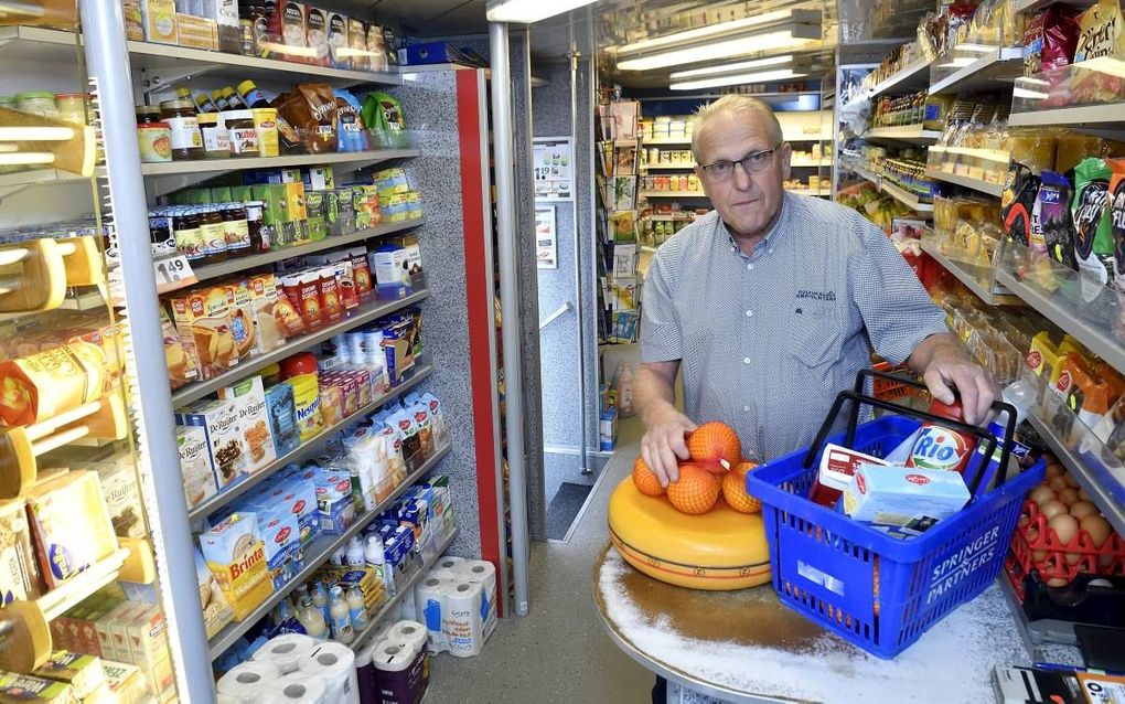 Nijkerker Ulbo van der Horst bezorgt met zijn rijdende supermarkt al 50 jaar boodschappen aan huis. „Veel ouderen kunnen niet zonder me. Ze zijn al van slag als ik op vakantie ben.” beeld Saskia Berdenis van Berlekom