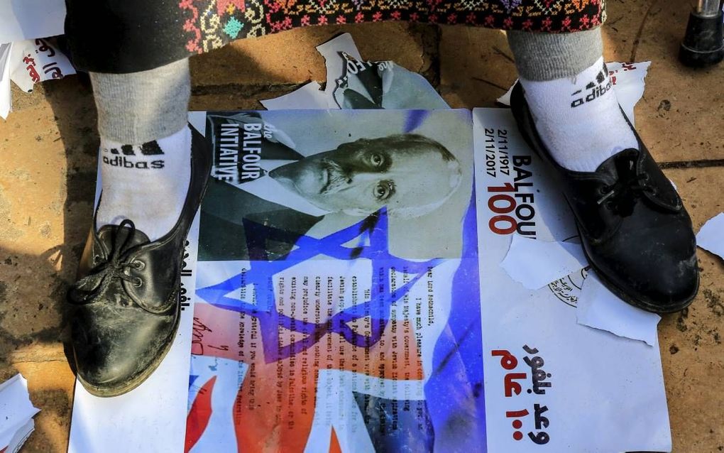 De 100e verjaardag van de Verklaring van Balfour, waarmee Groot-Brittannië ruimte schiep voor de vestiging van een Joods nationaal tehuis in Palestina, wekte vorige week verschillende emoties op. Foto: een Palestijnse vrouw vertrapt een foto van minister 