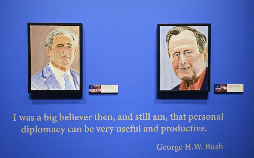 Schilderijen van de voormalige Amerikaanse presidenten George W. (l.) en George H.W. Bush (r.) in het George W. Bush Center in Dallas, Texas. De schilderijen hingen er tijdens een tentoonstelling in 2014. beeld EPA, Larry W. Smith