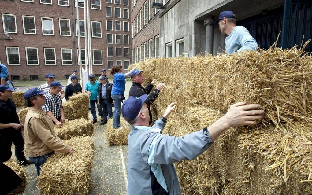 Boze boeren barricaderen in 2009 de ingang van het ministerie van Landbouw, uit onvrede met de lage melkprijs. beeld ANP, Phil Nijhuis