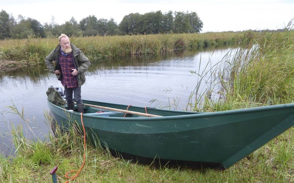 Onderzoeker Wil Leurs meert diep in de Weerribben de Staatsbosbeheer-werkboot aan. beeld Kees van Reenen