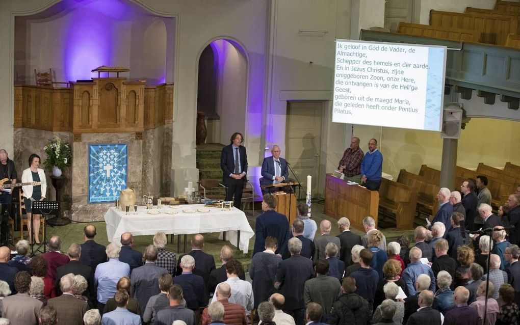 In de Nederlands gereformeerde Nieuwe Kerk in Kampen vierden Nederlands gereformeerden en vrijgemaakt gereformeerden zaterdagavond het Heilig Avondmaal, om te markeren dat beide kerken op weg zijn naar een gezamenlijke toekomst. beeld Freddy Schinkel