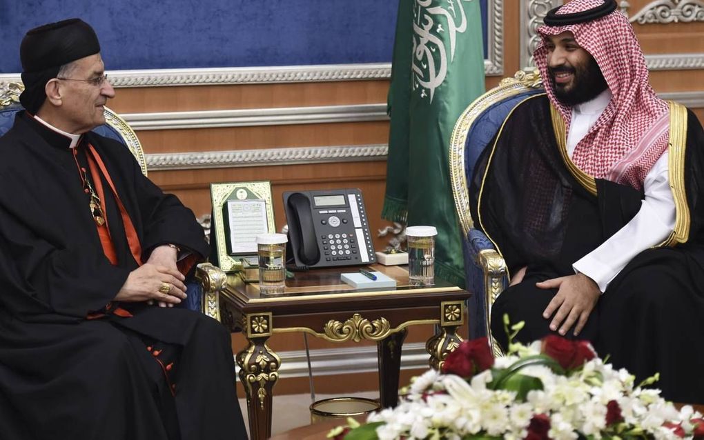 De Libanese patriarch Beshara Rai (l.) sprak dinsdag in Riyadh de Saoedische prins Mohammed bin Salman. beeld AFP, Fayez Nureldine