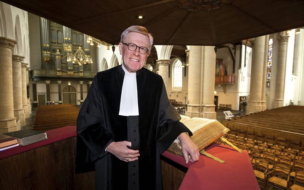 „De Oude Kerk heeft mijn hart,” zegt ds. H. Liefting. „Hier preek ik het liefst: de warme sfeer, de prachtige ramen, het mooie orgel.” beeld Dirk Hol