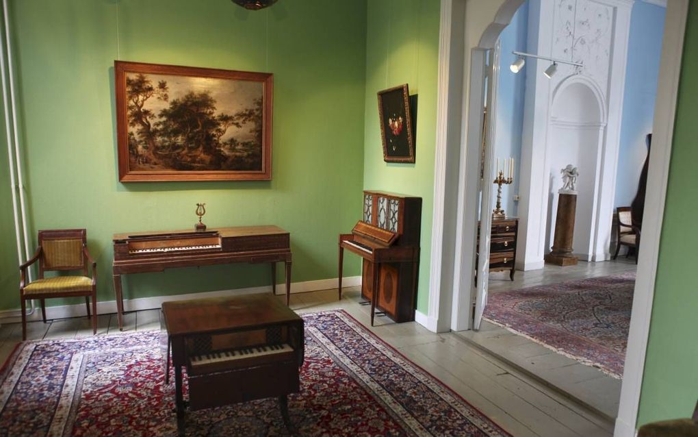 Vroege piano’s staan centraal in het Geelvinck Museum in Zutphen. Zo bevindt zich in de Groene Tuinkamer een tafelpiano (onder het schilderij) van de Amsterdamse gebroeders Meyer, hofleveranciers van koning Lodewijk Napoleon. Tegen de muur staat de oudste