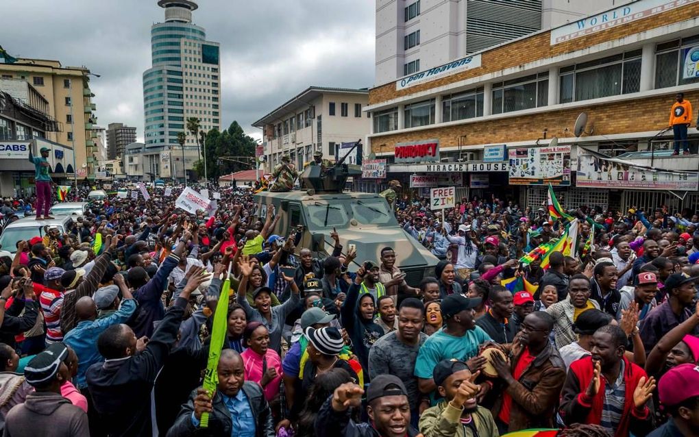 Duizenden Zimbabwanen nemen in de straten van Harare vast een voorschot op het aftreden van hun president Robert Mugabe, zaterdag. beeld AFP, Jekesai Njikizana