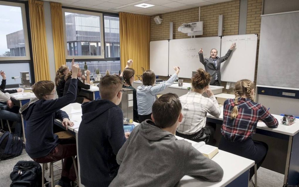„Vorming en vakinhoud hebben heel veel met elkaar te maken.” Foto: docent Theo Post legt geregeld een verbinding tussen zijn vak scheikunde en geestelijke zaken. beeld Sjaak Verboom